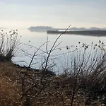 Rueckzugsort Am Flussufer Mit Komfort