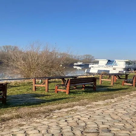 Riverside Retreat With Comfort Geesthacht